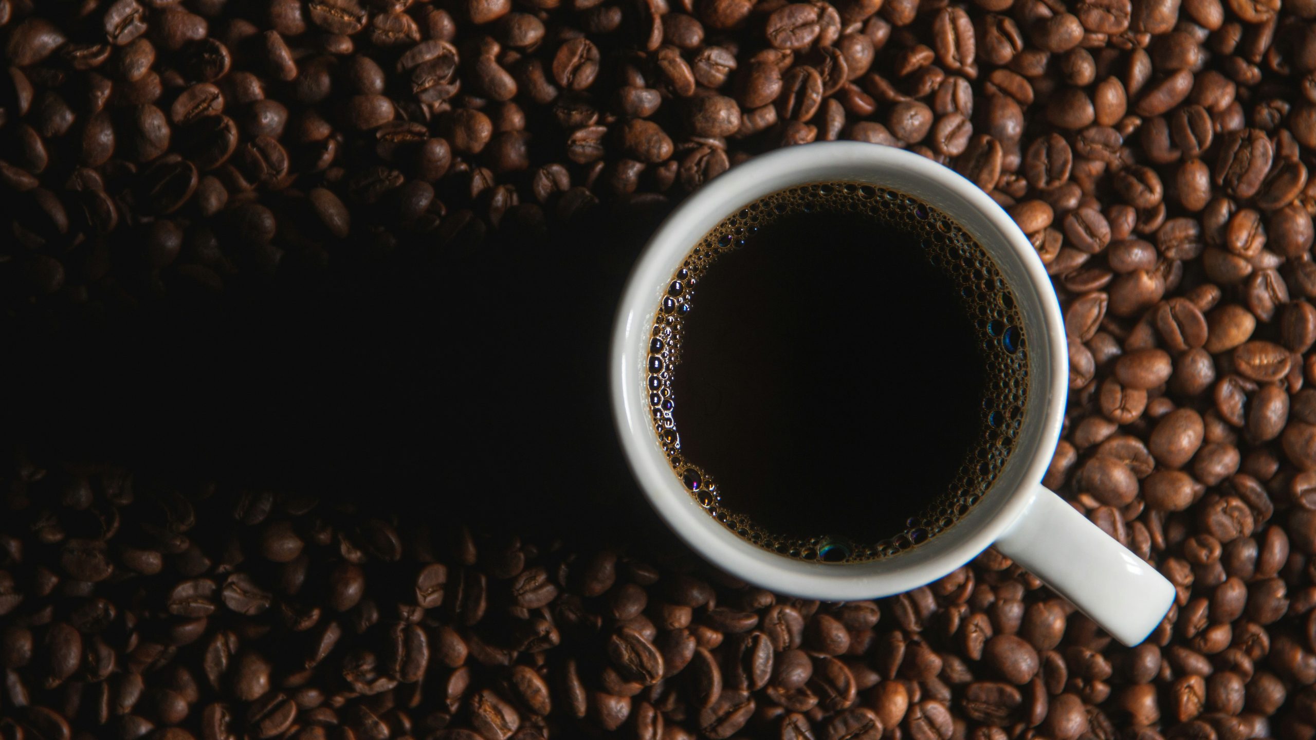 While black coffee doesn’t directly raise blood sugar due to a lack of sugar, can the blood sugar response differ from person to person?