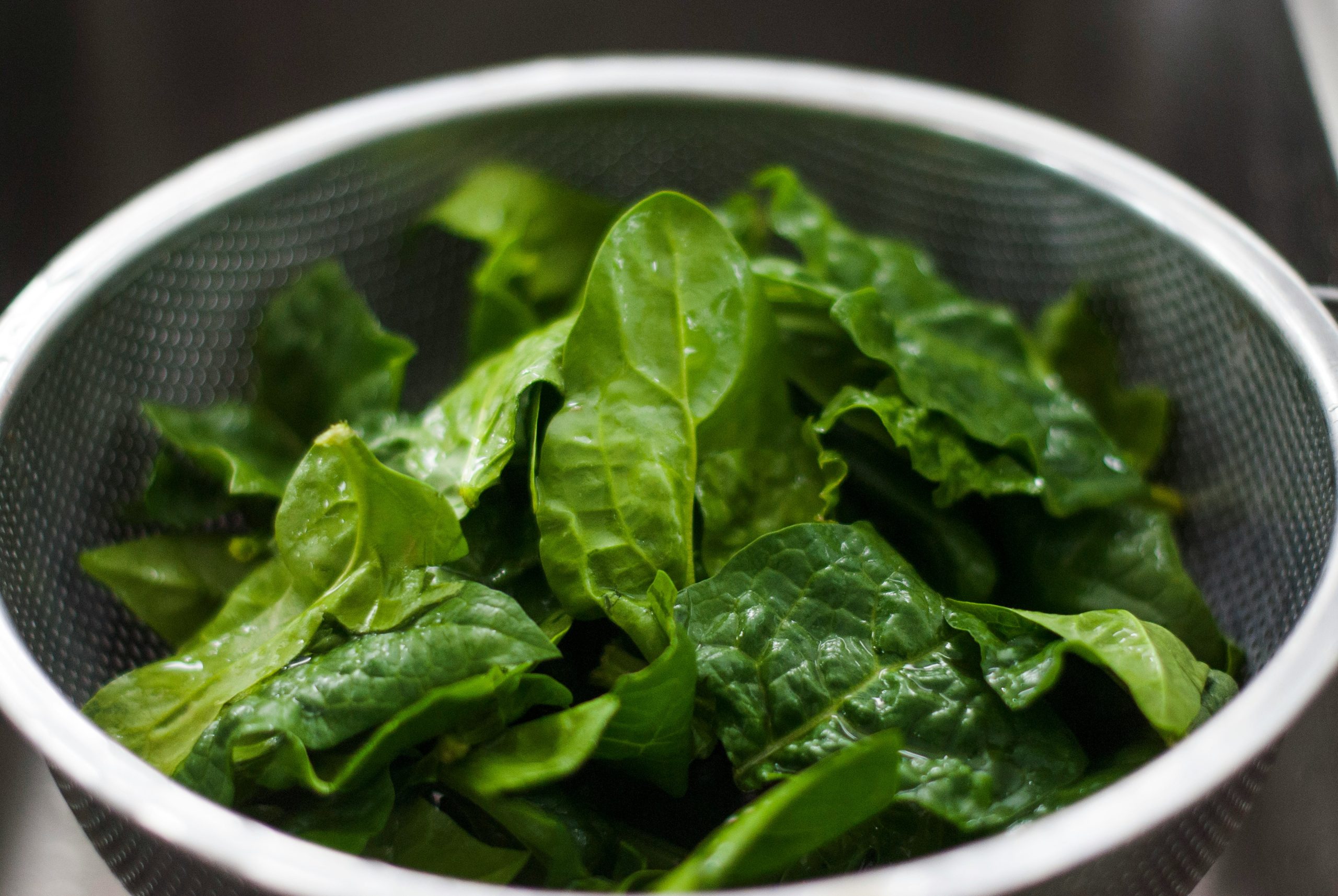 Are leafy greens like spinach considered a ‘free food’ in a diabetic diet that can be eaten without restriction?