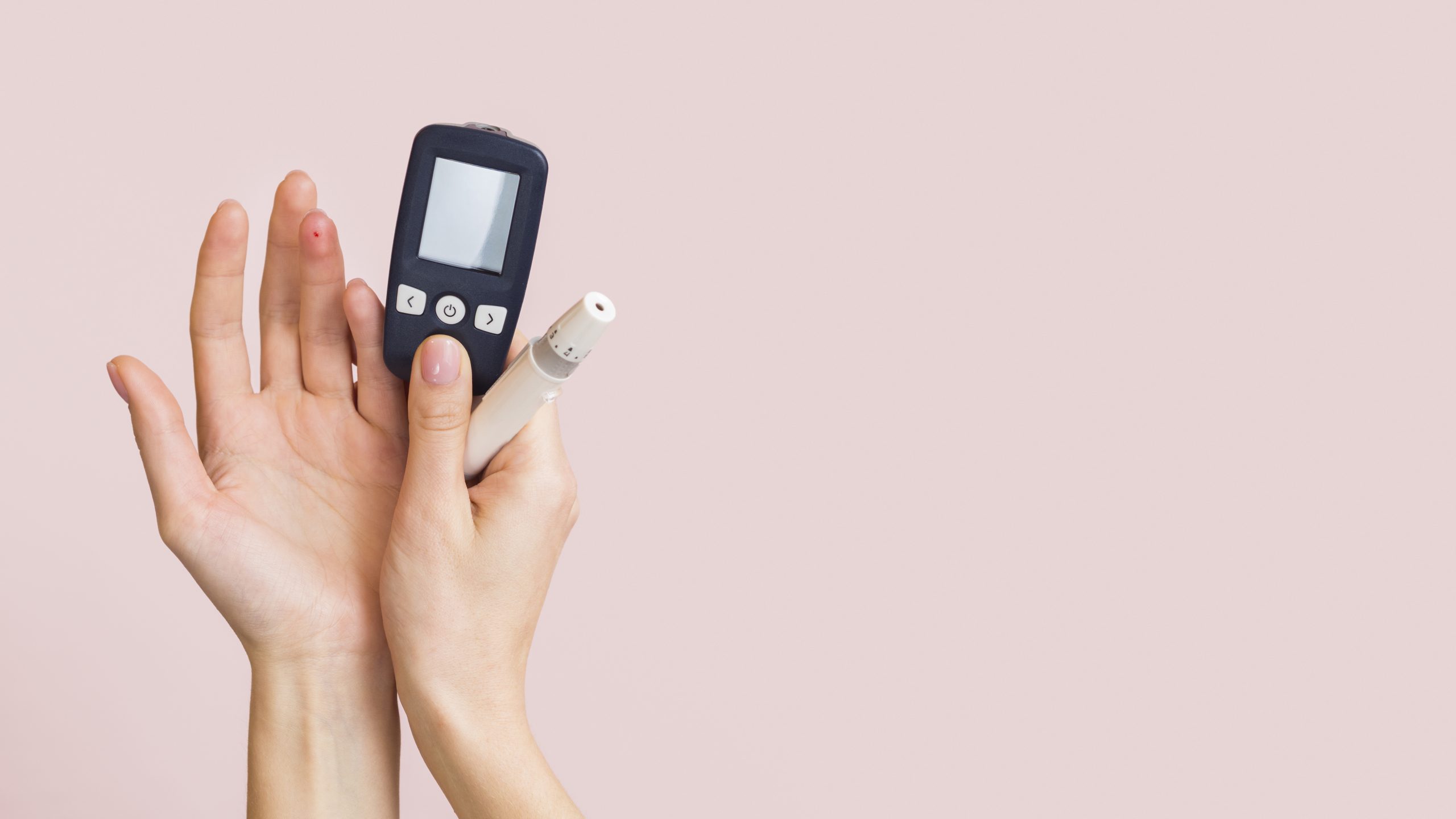 Does Continuous Glucose Monitoring (CGM) allow real-time tracking of blood sugar changes throughout the day?