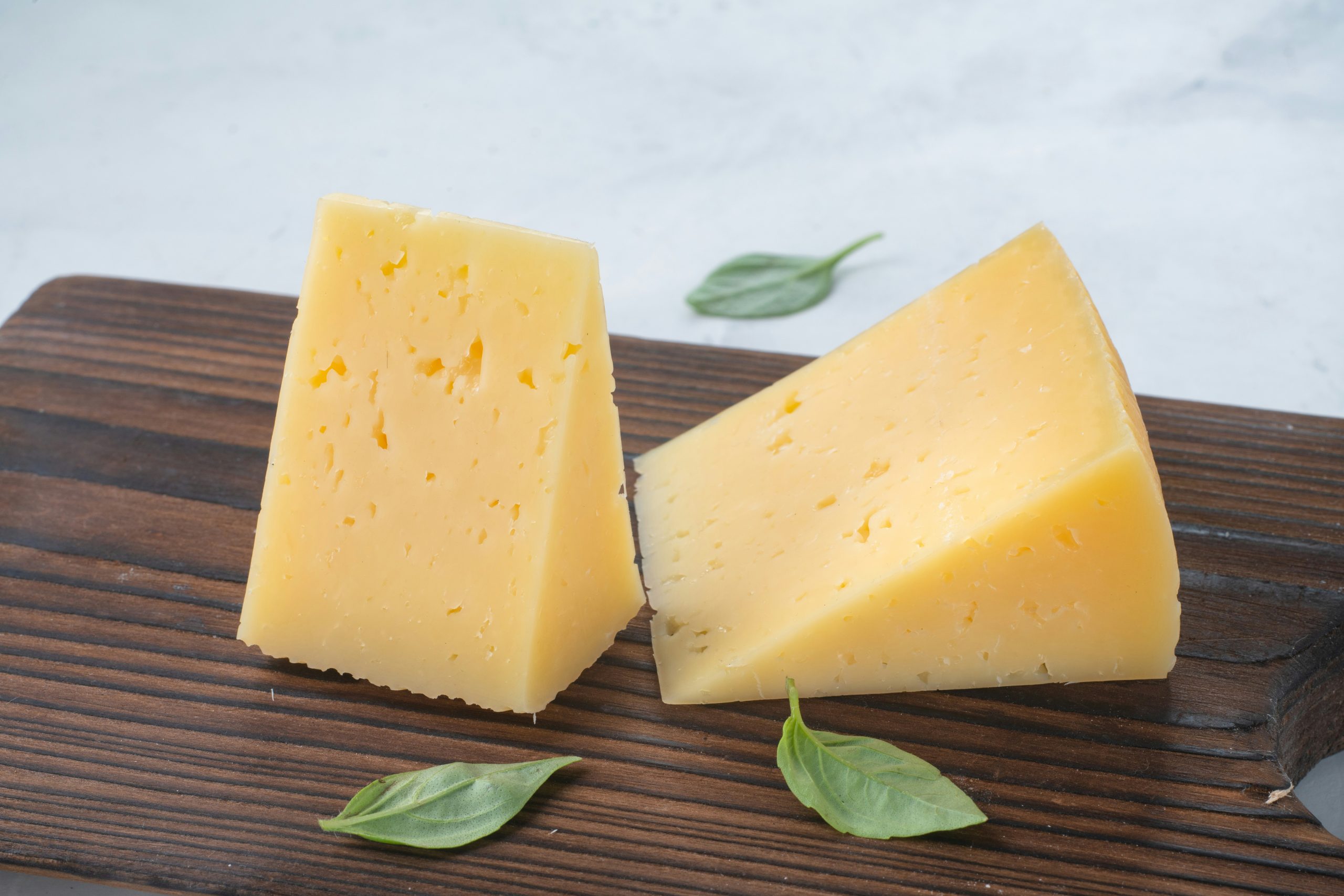 Since cheese has almost no carbohydrates, can people with diabetes eat it freely as a snack?
