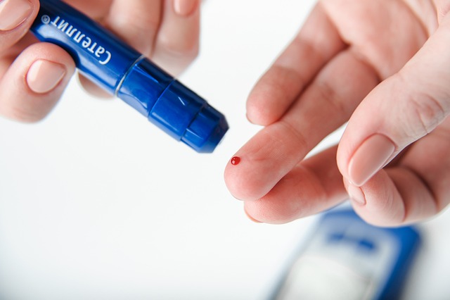 Can diabetic retinopathy, one of the complications of diabetes, lead to blindness?
