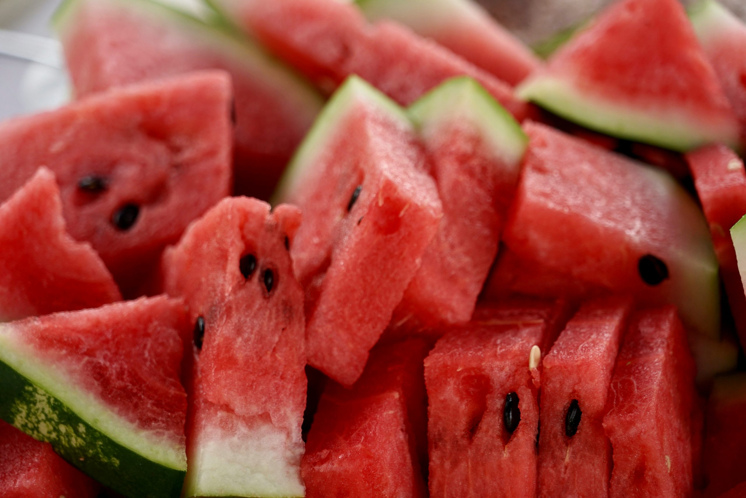 Since watermelon is mostly water, is it okay for people with diabetes to eat it to quench thirst in the summer?