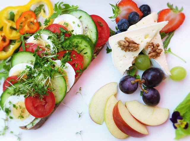 Does consuming a high-fiber diet help diabetic patients manage their blood sugar?