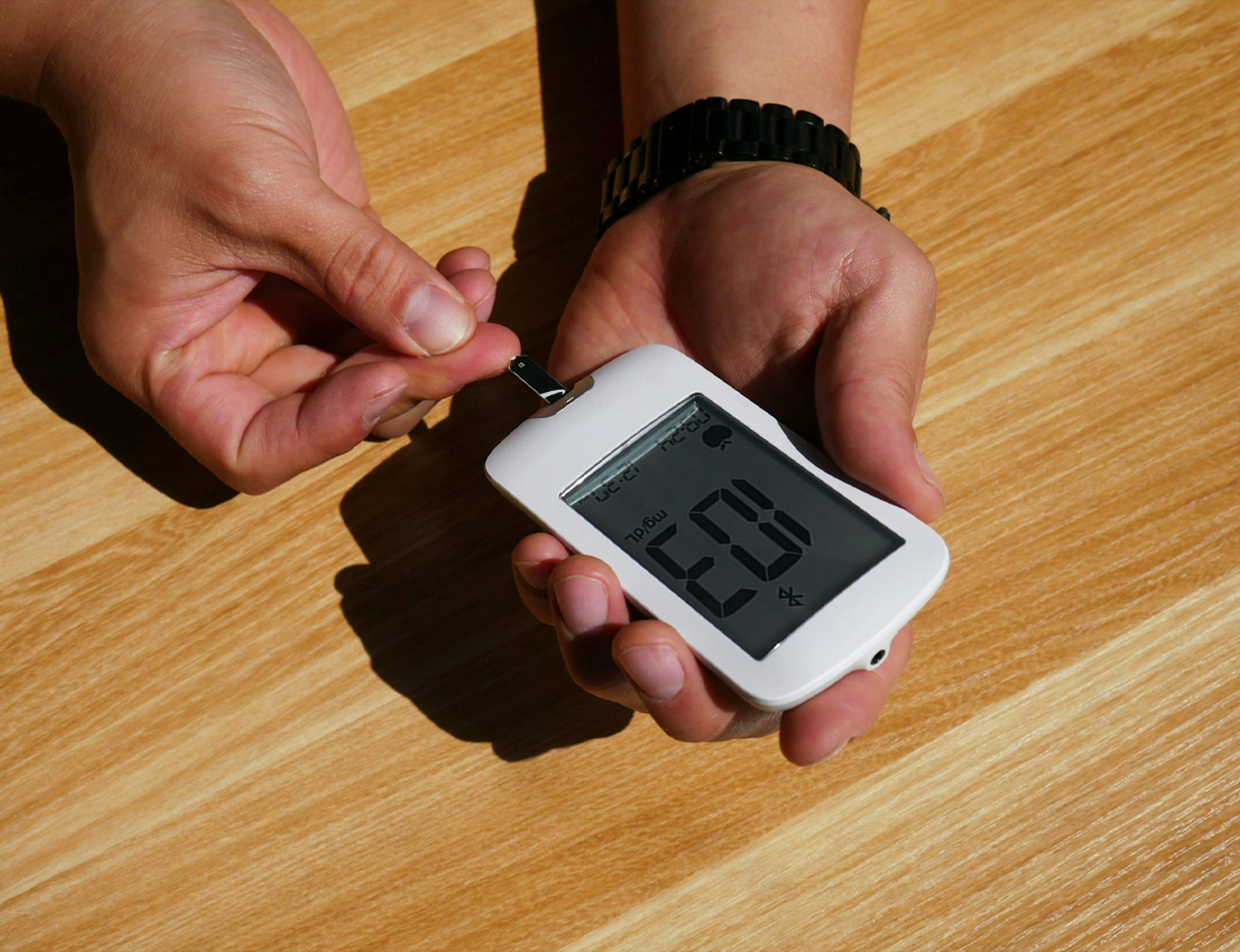 Does hypoglycemia unawareness refer to a state where one does not feel specific symptoms even when blood sugar levels drop low?