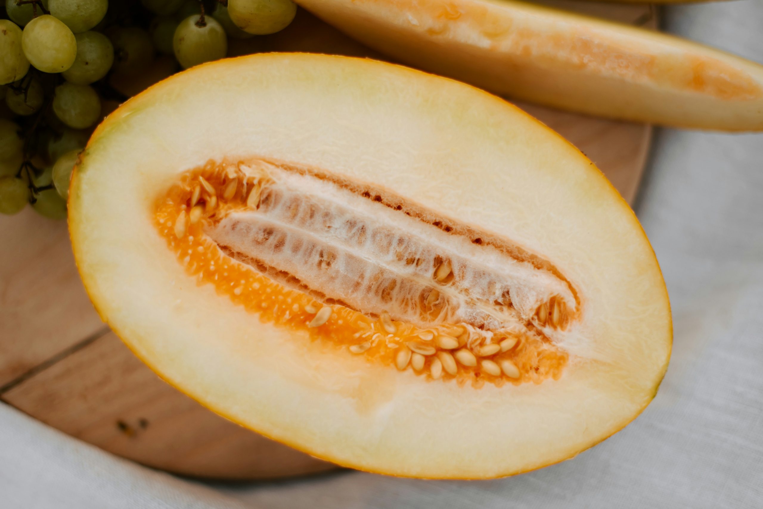 If you remove the seedy part of a Korean melon, does the sugar content decrease, allowing a person with diabetes to eat more?