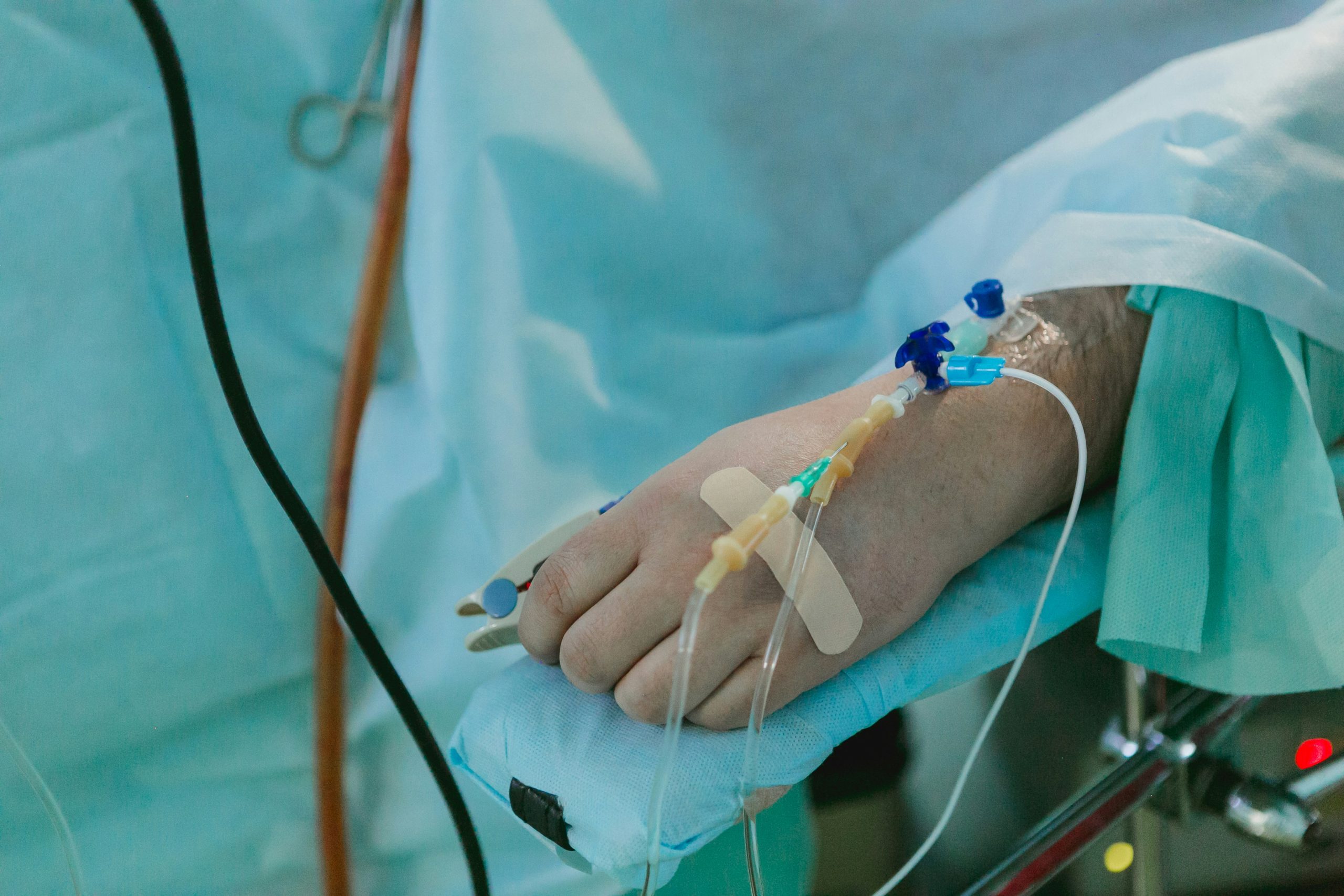 Should family members of diabetic patients also strive to help manage the patient’s blood sugar and prevent complications?
