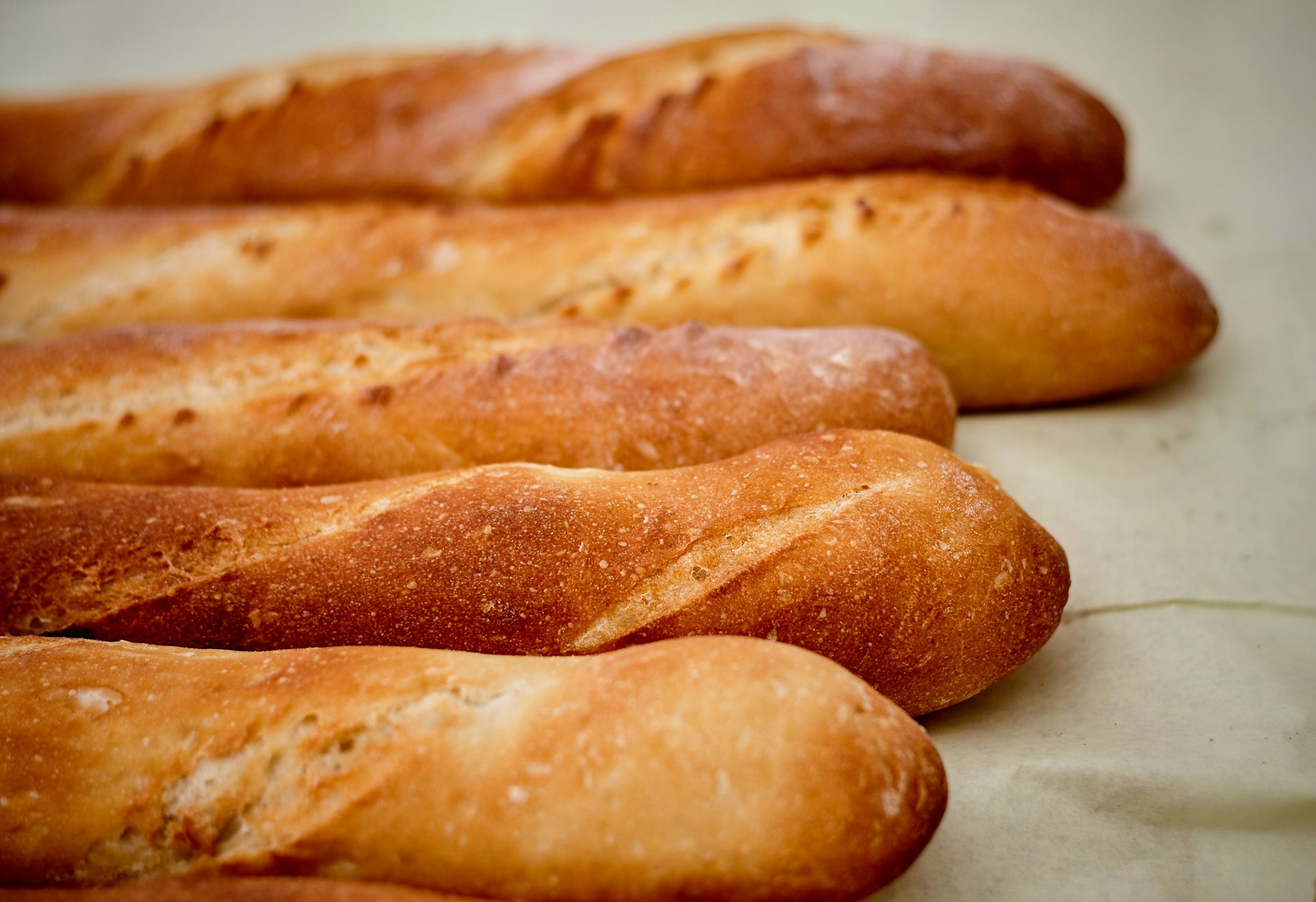 Is a baguette, with no added sugar or butter, a better choice for people with diabetes than sliced sandwich bread?