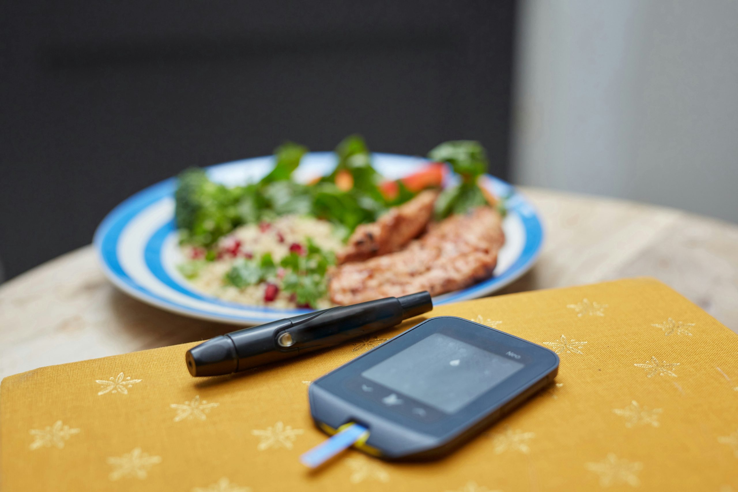 Does ‘Latent Autoimmune Diabetes in Adults (LADA)’ have autoantibodies like Type 1 diabetes, but an onset pattern that is slow and gradual like Type 2 diabetes?